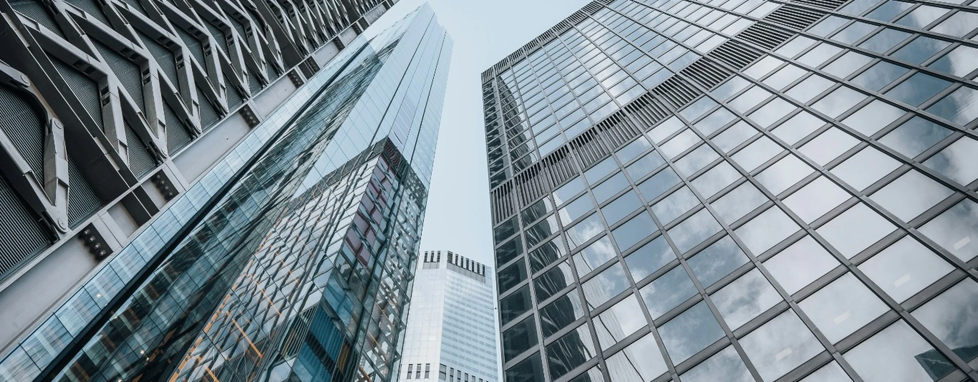 Modern financial district skyscrapers representing Marakon’s management consultancy transformation and net zero communications strategy.